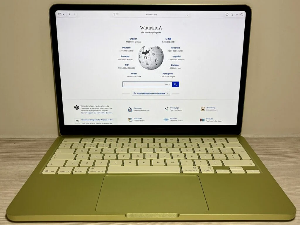 Apple MacBook Neo in Citrus Apple MacBook Neo in Citrus